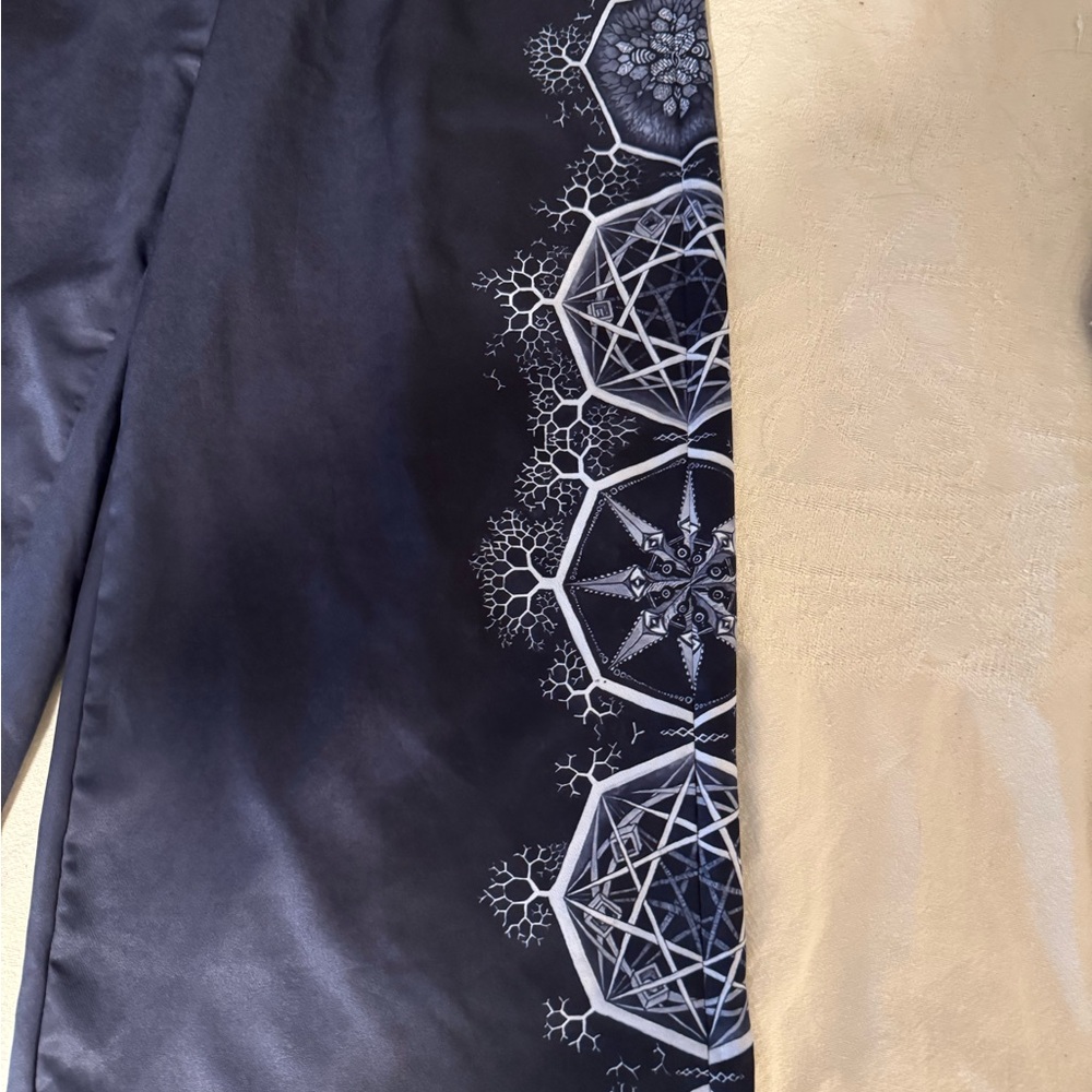 Geometric Patterned Wide-Leg Pants - Picture 4 of 9